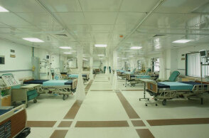 Κρεβάτια σε νοσοκομείο για ασθενείς με κορωνοϊό