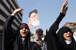 Χιλιάδες άνθρωποι διαδήλωσαν υπέρ της μαντίλας στο Ιράν