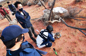 Ιάπωνες συλλέγουν σε έρημο στην Αυστραλία την κάψουλα με το δείγμα από τον αστεροειδή Ryugu