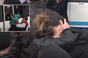 Σκηνές αποχωρισμού στη Ρωσία, καθώς οι πρώτοι επίστρατοι για τον πόλεμο στην Ουκρανία μπαίνουν στο λεωφορείο