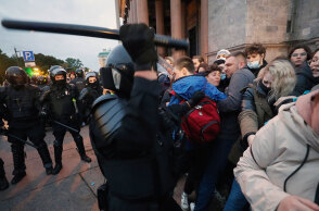 Ρώσος αστυνομικός χτυπά νεαρό σε διαδήλωση στην Αγία Πετρούπολη κατά της μερικής επιστράτευσης για τον πόλεμο στην Ουκρανία