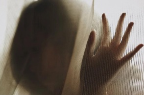 Βίασε την κόρη της συντρόφου του, ενώ αυτή γεννούσε το παιδί τους