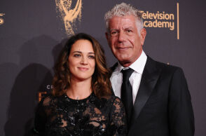 Η Άζια Αρτζέντο απαντά με ένα T-Shirt για τα τελευταία μηνύματα με τον Άντονι Μπουρντέν