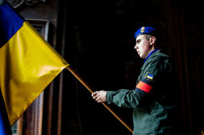 Ουκρανός στρατιώτης κρατά την ουκρανική σημαία