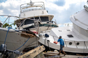 Ο κυκλώνας Ίαν στη Φλόριντα έβγαλε στη στεριά βάρκες και σκάφη