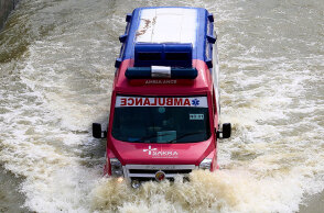 Ασθενοφόρο στην Ινδία διασχίζει πλημμυρισμένο δρόμο