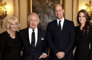 Βασιλιάς Κάρολος, Καμίλα, πρίγκιπας Ουίλιαμ και Κέιτ Μίντλετον στο νέο βασιλικό ποτρέτο