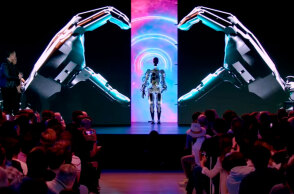 Το ρομπότ Optimus σε εκδήλωση της Tesla