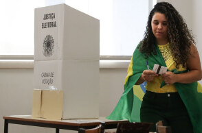 Γυναίκα σε εκλογικό κέντρο στη Βραζιλία ετοιμάζεται να ψηφίσει στις εθνικές εκλογές