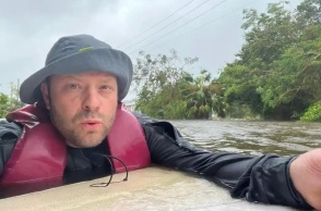 Ο Τζόνι Λόντερ κολυμπάει στην Φλόριντα