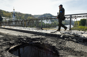 Ουκρανός στρατιώτης περπατά ανάμεσα στα χαλάσματα