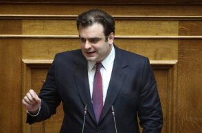 Ατύχημα είχε ο Κυριάκος Πιερρακάκης - Με νάρθηκα το επόμενο διάστημα