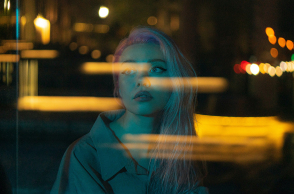 Ένα κορίτσι. 