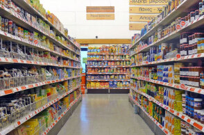 Ο πληθωρισμός ανεβάζει τις τιμές προϊόντων στα ράφια των σούπερ μάρκετ