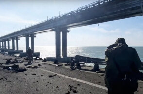 Εικόνες καταστροφής στη γέφυρα της Κριμαίας μετά την επίθεση με παγιδευμένο φορτηγό