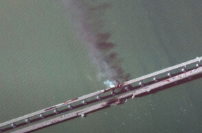 Δορυφόρος πάνω από την κατεστραμμένη γέφυρα του Κερτς στην Κριμαία