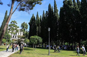 Πλήθος κόσμου στον Κήπο του Προεδρικού Μεγάρου το πρωί της Κυριακής