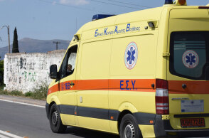 Ασθενοφόρο του ΕΚΑΒ σπεύδει στο σημείο όπου σημειώθηκε η πτώση άνδρα στο κενό