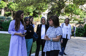 Η Κατερίνα Σακελλαροπούλου συνομιλεί με πολίτες που επισκέφτηκαν τον κήπο του Προεδρικού Μεγάρου 