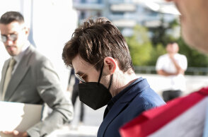 Ο τηλεπαρουσιαστής Μένιος Φουρθιώτης καθ' οδόν για τη δίκη του