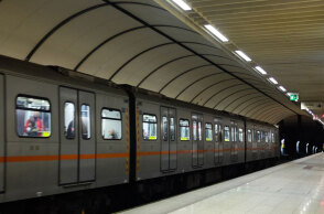 Επιβάτες με μάσκα για τον κορωνοϊό σε συρμό του Μετρό