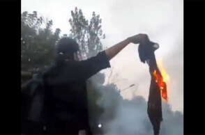 Η στιγμή που η Νίκα Σακαράμι διαδηλώνει