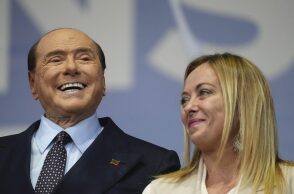 Ιταλία: «Δεν είμαι εκβιάσιμη» απαντά η Τζόρτζια Μελόνι στον Σίλβιο Μπερλουσκόνι	