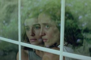 Σκηνή από την ταινία «Κυνόδοντας» του Γιώργου Λάνθιμου