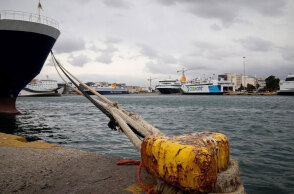 Δεμένα πλοία στο λιμάνι του Πειραιά λόγω μποφόρ στο Αιγαίο
