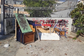 Θρανία και σπασμένα έπιπλα από το ΕΠΑΛ στη Θεσσαλονίκη