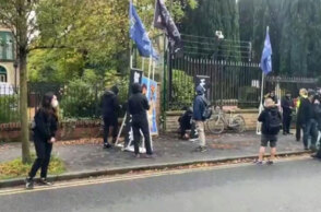 Διαδηλωτής υπέρ της δημοκρατίας στο Χονγκ Κονγκ ξυλοκοπήθηκε έξω από το κινεζικό προξενείο στη Βρετανία 