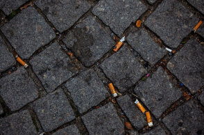 Αποτσίγαρα στο πίσω μέρος αυλής σπιτιού