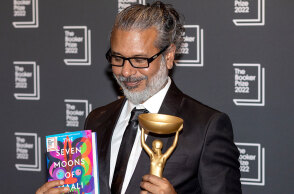 Ο Σεχάν Καρουνατιλάκα με το βραβείο Μπούκερ για το μυθιστόρημά του «The Seven Moons of Maali Almeida»