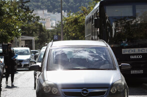 Στιγμιότυπο από τη μεταφορά των συλληφθέντων για την υπόθεση της 12χρονης από τον Κολωνό