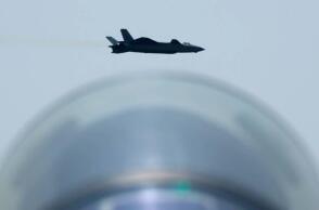 Η Βρετανία προσπαθεί να εμποδίσει την πρόσληψη στρατιωτικών πιλότων από την Κίνα για να εκπαιδεύσουν χειριστές της Πολεμικής Αεροπορίας της