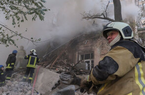 Διασώστες στο Κίεβο αναζητούν επιζώντες σε χαλάσματα κτιρίου μετά τον ρωσικό βομβαρδισμό