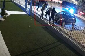 Η μάχη σώμα με σώμα στρατιωτικού με ληστές έξω από το σπίτι του στην Μπρέσια