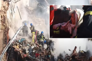 Ηλικιωμένη στο Κίεβο απομακρύνεται από διασώστες μετά τον ρωσικό βομβαρδισμό