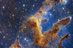 Οι «Στήλες της Δημιουργίας» αποτελούνται από πυκνά νέφη ψυχρών διαστρικών αερίων και σκόνης όπου νέα άστρα σχηματίζονται