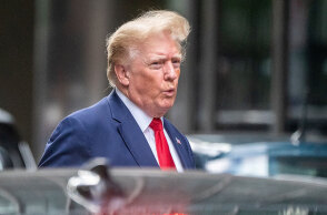 Τραμπ: Καλείται να καταθέσει για τον βιασμό και τη δυσφήμιση της συγγραφέα Ε. Τζιν Κάρολ