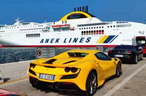 «Σμήνος» από Ferrari σε Ελληνικό λιμάνι - Σημερινές φωτογραφίες