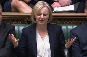 Η Ryanair τρολάρει τη Λιζ Τρας με εισιτήριο για οποιονδήποτε προορισμό