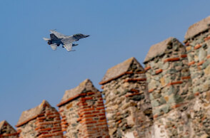 Μαχητικό αεροσκάφος σε δοκιμαστική διέλευση στη Θεσσαλονίκη για την παρέλαση της 28ης Οκτωβρίου