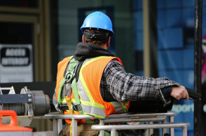 Υποχρεωτική η αργία της 28ης Οκτωβρίου με προσαύξηση 75% για όσους εργαστούν