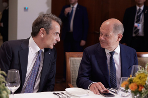 Ο Κυριάκος Μητσοτάκης συνομιλεί με τον Όλαφ Σολτς