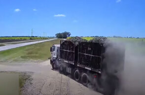 Φορτηγό στην Αυστραλία διασχίζει τη σιδηροδρομική διάβαση την ώρα που περνά το τρένο