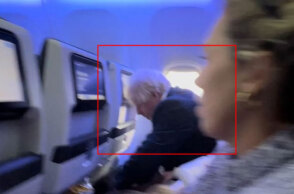 Ο Μπόρις Τζόνσον στο αεροπλάνο της επιστροφής από τις διακοπές στην Καραϊβική