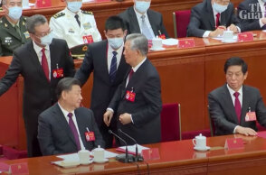 Ο Χου Τζιντάο, πρώην πρόεδρος της Κίνας, απομακρύνεται από την αίθουσα του συνεδρίου στο Πεκίνο