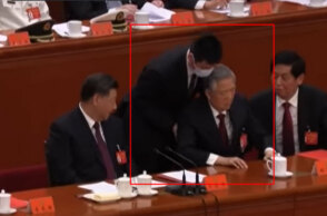 Ο πρώην πρόεδρος της Κίνας Χου Τζιντάο απομακρύνεται άρον άρον από το 20ο συνέδριο του Κομμουνιστικού Κόμματος στο Πεκίνο