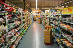 Το καλάθι του νοικοκυριού στα σούπερ μάρκετ περιλαμβάνει προϊόντα σε μειωμένες τιμές